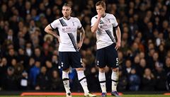 Toby Alderweireld a Jan Vertonghen z Tottenhamu smutní po obdreném gólu