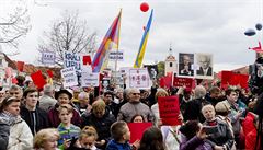 Tibetská vlajka, ervené trenýrky i karty na Husov námstí v Beroun.