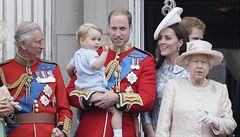Princ Charles, princ William se synem Georgem, vévodkyn z Cambridge a královna.
