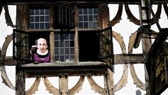 ena s maskou Shakespeara v jeho rodném dom v Statford-upon-Avon