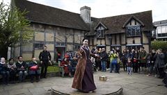 Pedstavení ped rodným domem Williama Shakespeara v Statford-upon-Avon
