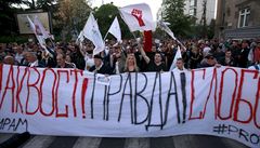 Rovnost! Spravedlnost! Svoboda! Protivládní demonstranti pochodují centrem...