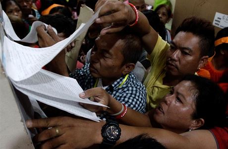 Filipínci se tísní ve volební místnosti.
