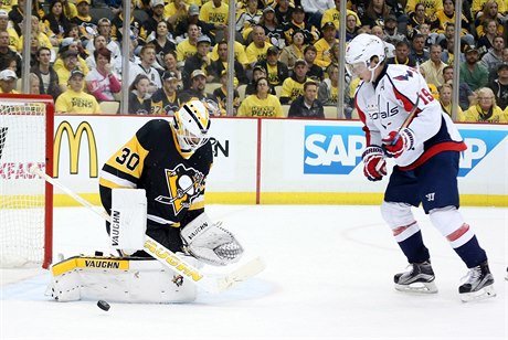 Branká Pittsburgh Penguins Matt Murray (30) zasahuje proti stele centra...