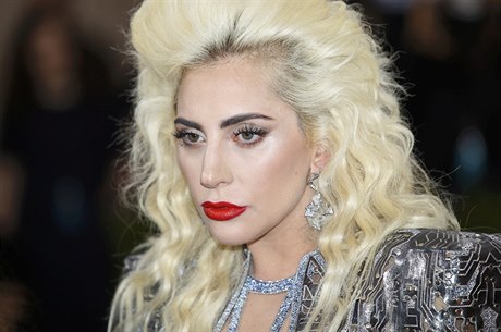 Zpvaka Lady Gaga na Met Gala v New Yorku.