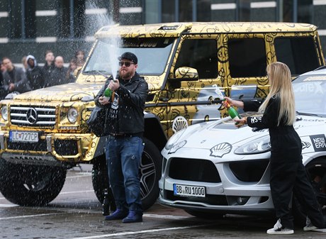 Úastníky jízdy Gumball 3000 ped hotelem Hilton vítaly stovky lidí.