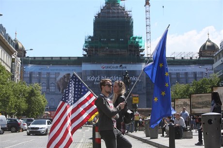 Svou nevoli nad avizovanou motorkáskou jízdou dávají najevo prostednictvím...