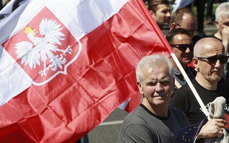 Oponenti vyítají PiS vedené Jaroslawem Kaczyským, e prosazuje bez...