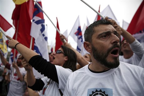 Demonstranti se na námstí Syntagma, které je astým místem protest, scházeli...