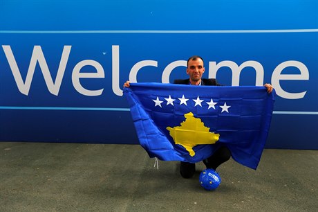 Slavící len kosovského týmu po pijetí do UEFA.