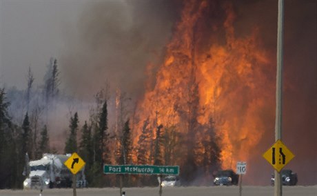 Snímky z okolí Fort McMurray pipomínají katastrofické filmy.