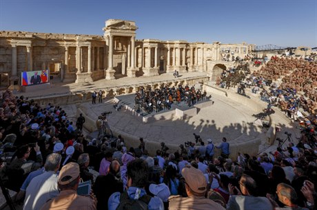 Orchestr Mariinského divadla v Petrohrad zahrál v syrské Palmýe