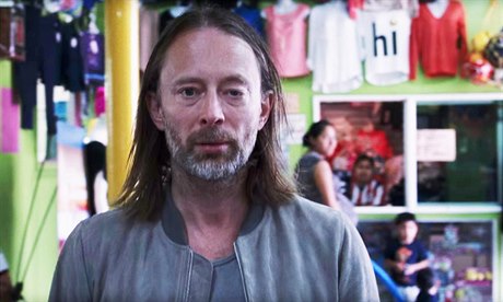 Thom Yorke z Radiohead v klipu Daydreaming.