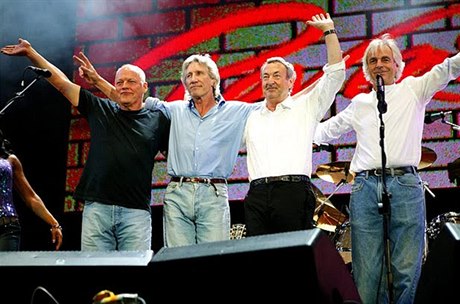 Výjimené setkání Pink Floyd na koncertu pro Live 8 - zleva David Gilmour,...