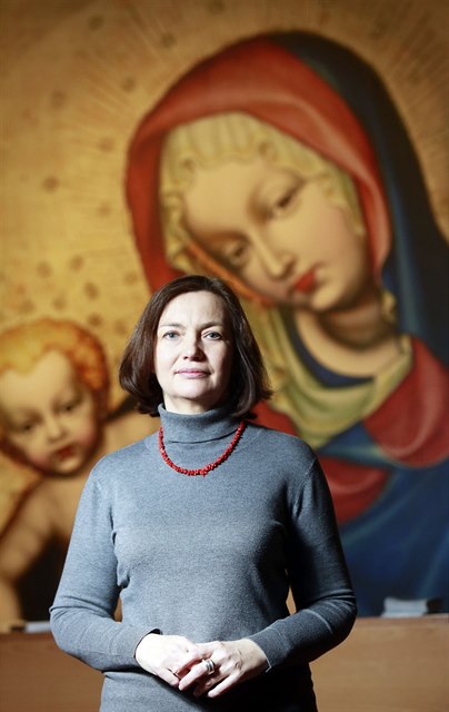 Kunsthistorika Ivana Kyzourová na výstav Matka a syn v roce 2014.