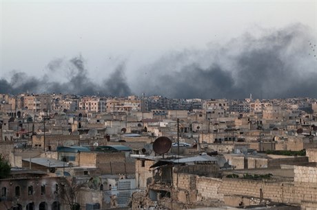 Z bombardovaného Aleppa stoupá kou.