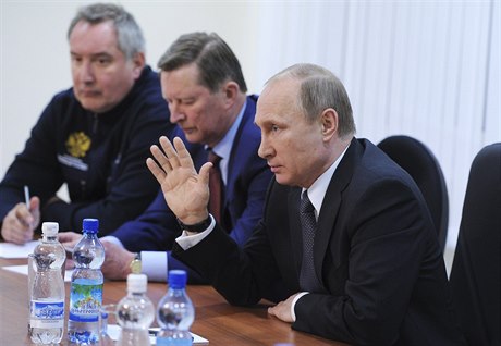 Rutí mocní. Zleva vicepremiér Dmitrij Rogozin, éf prezidentské kanceláe...