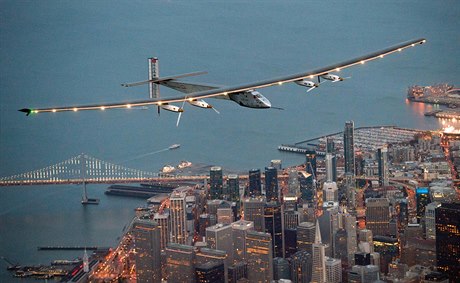 Letoun Solar Impusle 2 pelétá nad San Franciscem na konci své cesty z Havaje.