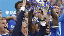 Manažer Leicesteru Claudio Ranieri s mistrovským pohárem. | na serveru Lidovky.cz | aktuální zprávy
