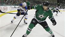 Cody Eakin (20) z Dallasu a útočník St. Louis Blues Dmitrij Jaškin (23). | na serveru Lidovky.cz | aktuální zprávy