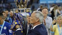 Manaer Leicesteru Claudio Ranieri s trofej pro ampiona Premier League.