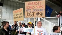 Proti KSČM protestovali lidé s transparenty. | na serveru Lidovky.cz | aktuální zprávy