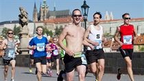 Závodníci Pražského maratonu 8. května na Karlově mostě. | na serveru Lidovky.cz | aktuální zprávy