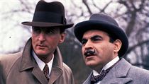 Hugh Fraser jako kapitn Hastings a David Suchet jako Hercule Poirot.