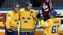 Jimmie Ericsson (uprosted), Mikael Backlund (vlevo) a Linus Omark se raduj z...