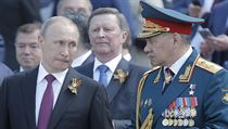 Vladimir Putin a rusk ministr obrany Sergej ojgu. Uprosted v pozad f...
