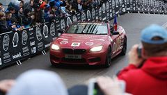 jeden z voz, který do Prahy dorazil v rámci pehlídky aut Gumball 3000.