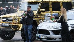 Úastníky jízdy Gumball 3000 ped hotelem Hilton vítaly stovky lidí.