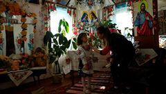 Matka s dcerou se pipravují na  slavnosti bloruského boha Pohané ví, e...