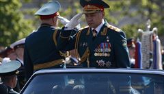 V prvodu byl i salutující ruský ministr obrany Shoigu.