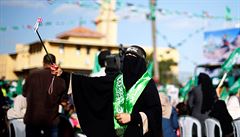 Antiizraelský protest v Gaze. Stoupenkyn Hamásu si dlá selfie.