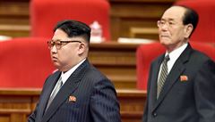 Nový pedseda Korejské strany práce Kim ong-un v popedí; vpravo za ním...