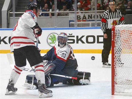 Taylor Hall skóruje proti Slovensku.