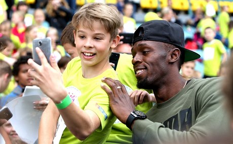 Usain Bolt se fotí na selfie pi okoládové trete