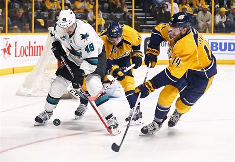 Útoník San Jose Sharks Tomá Hertl (48) si hlídá kotou ped hrái Nashvillu...