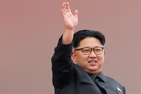 Nadený Kim ong-un mává davm lidí v prvodu.