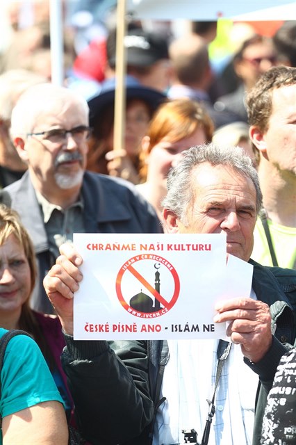 Na demonstraci dorazili i podporovatelé xenofobního hnutí Islám v R nechceme.