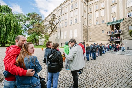 Dlouhá fronta k Vladislavskému sálu.