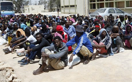 Migranti v Libyi ekají na pevoz do imigraního stediska.