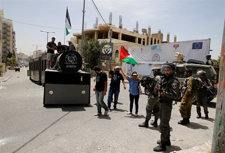 Izraelské pohraniní stráe u palestinských demonstrant v Betlém.