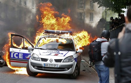 Demonstrace proti policejnímu násilí se zvrhla, v centru Paíe hoela...