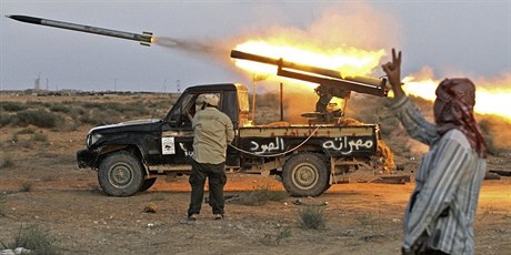 Bojovníci teroristické skupiny Islámský stát v Libyi (ilustraní snímek).
