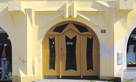 Kubistický portál na dom dr. Fáry na pehimovském Masarykov námstí je...