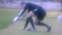 Opilý čtvrtý sudí Marek Pilný na příbramské střídačce. | na serveru Lidovky.cz | aktuální zprávy