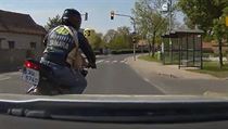 Motorkář ujíždí policistům. | na serveru Lidovky.cz | aktuální zprávy