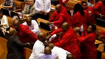 V jihoafrickm parlamentu se v ter strhla potyka mezi poslanci krajn...